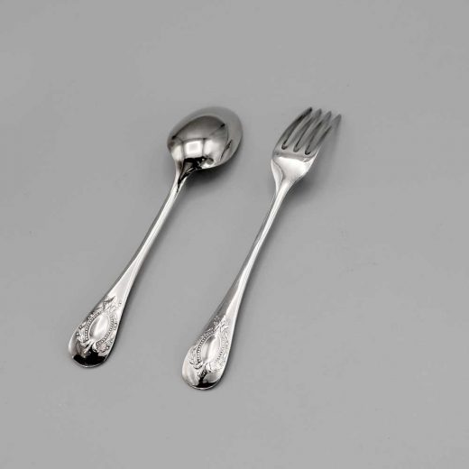 Aubry Cadoret Couvert Bebe Metal Argente Louis Xv Medaillon 2
