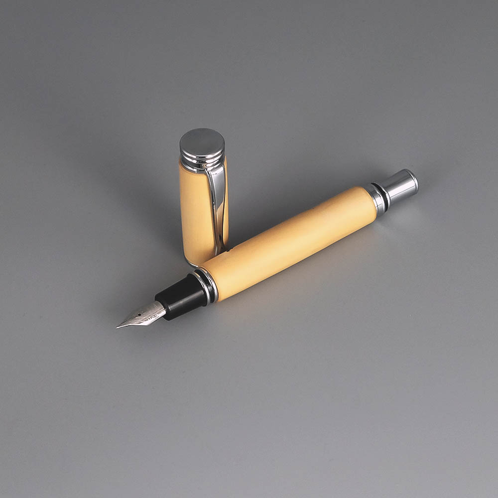 Stylo plume en bois d'oranger des Osages et métal